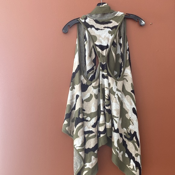 Ardene ladies shawl/sleepless sweater with camouflage print in size small. - Picture 2 of 5